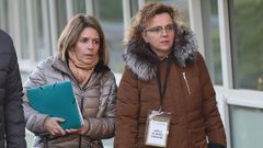 Esther Mateo, a la izquierda, junto a la abogada del Estado, antes de declarar en el juicio