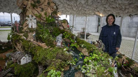 María Sanmartín es la jardinera municipal encargada de montar el belén de A Pobra cada año