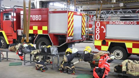 Veh�culos y equipamiento en el parque de bomberos de Ferrol.