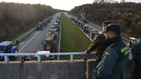 La Guardia Civil controla el desbloqueo de la autov�a en Xinzo
