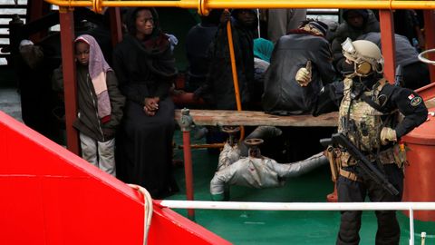Soldados de las fuerzas especiales maltesas custodian el barco tomado por los inmigrantes