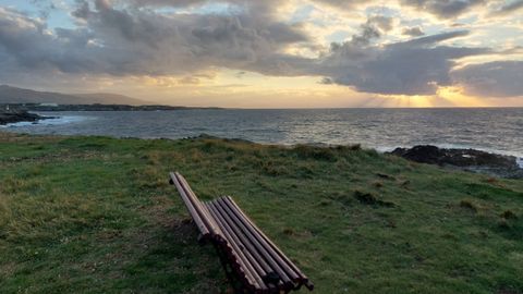 Vista desde el litoral de Arnao, en Castropol