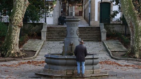 Imagen de esta maana de la fuente, sin la escultura tallada en bronce y fundida en Pars, que se precit al suelo con el joven herido