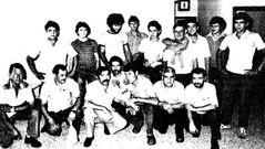 La tripulaci�n del Mass� 35, que naufrag� frente al S�hara en 1983. Juan Enrique Pad�n Costas, patr�n del Villa de Pitanxo, es el segundo por la izquierda, de pie, con camiseta a rayas.