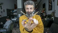 Ram�n Fern�ndez, Mon, peina a hombres y mujeres en su peluquer�a en Boiro