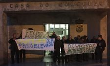 Al finalizar la sesi�n plenaria los vecinos de O Outeiro desplegaron pancartas exigiendo el paso elevado. 