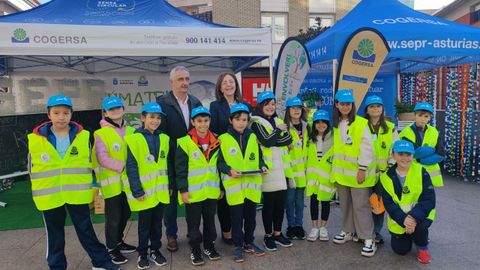 Paz Orviz, gerente de Cogersa, y �ngel Garc�a, alcalde de Carre�o, junto a un grupo de ni�os participantes en la iniciativa