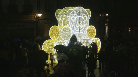 El tnel de luces con forma de oso de peluche de la plaza de Espaa (en la foto) y el rbol de la calle Cardenal son los principales reclamos de la iluminacin navidea que lucen desde ayer las calles de Monforte