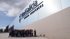 La plantilla de Vinigalicia posa delante de las instalaciones en Chantada