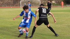 Mart�n (con el bal�n) intenta marcharse de Anxo en una acci�n del partido de ida.