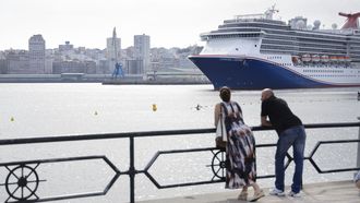 Salida de un crucero del puerto de A Coru&ntilde;a a al altura de O Parrote. 