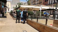 Im�genes de los agentes durante la detenci�n del acusado de acosar a una ni�a en Cand�s