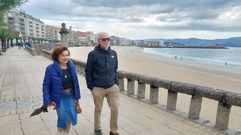 Un cielo cubierto de nubes, que propici chubascos intermitentes oblig a utilizar paraguas en Sanxenxo este viernes del puente