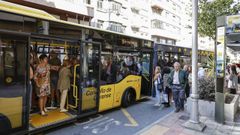 El bus Isuzu que dio servicio a la línea 1A no tenía espacio suficiente para atender tanta demanda y tuvo que saltarse varias paradas porque ya no era posible recoger a más viajeros.