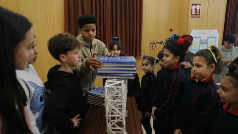 Alumnos visitando la exposicin de los trabajos de sus compaeros