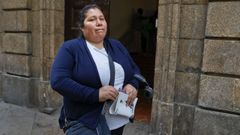 Blanca, peruana en la oficina de Extranjer�a de A Coru�a por el inicio del proceso regularizaci�n extraordinaria de inmigrantes