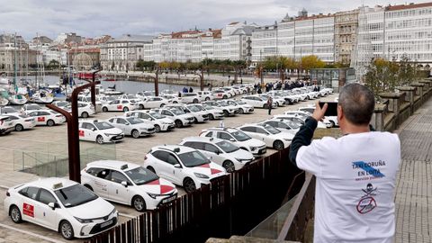 Un centenar de taxistas volvieron a concentrarse la semana pasada en A Coruña para exigir al Concello que regule los VTC.