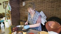 Mercedes Rodr�guez cortando pulpo en su establecimiento de Melide, en el 2006