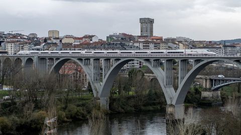 El tren inaugural del AVE a Galicia cruza un puente en Ourense