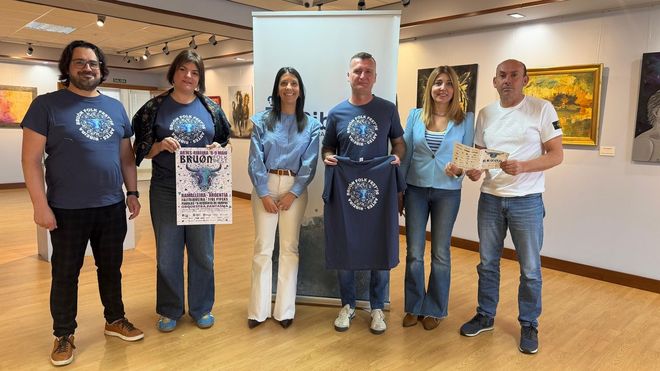 La alcaldesa, Mar�a Sampedro, junto con los concejales de Festejos y Cultura y los organizadores de la Bru�n Fest