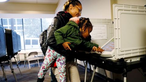 Una mujer y su hija de dos aos, votando en Atlanta