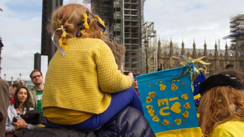 Una ni�a sostiene una bandera en favor de la permanencia en la UE, durante la marcha celebrada en Londres