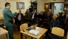 V�ctor Castro, del grupo Roca de la Guardia Civil, ofrece una charla formativa a vecinos de Touro.