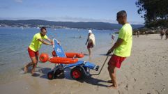 Silla anfibia de la playa de Portocelo, en Mar�n