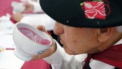 Un catador degustando una cunca de tinto en Barrantes
