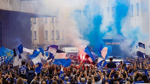 La aficin oviedista recibe en Ipurua al autobs del Real Oviedo