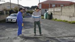 Francisco Loureda Manteiga, a la izquierda, en el barrio carballs de O Sisto en noviembre del 2016.