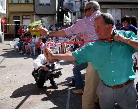 Dos participantes practican la punter�a minutos antes de comenzar la competici�n.