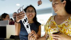 Imagen de dos mujeres con las gafas homologadas para observar el eclipse solar del 12 de agosto