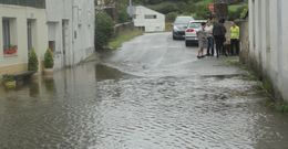 El agua acumulada consecuencia, opina la alcaldesa, de deficiencias en los aliviaderos de la A-8.