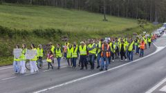 Concentraci�n de vecinos de Cances y Xoane para que se modificase el proyecto de mejora de la AC-414, en imagen de archivo