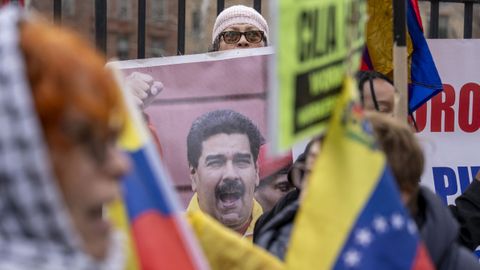 Una mujer sostiene una imagen de Nicol�s Maduro en el exterior del tribunal donde compareci� junto a su esposa, Cilia Flores, en Nueva York
