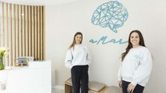 Carlota y Sara, en las instalaciones de su centro aMar