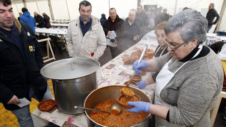 Foto de archivo de la degustacin de callos por las fiestas de San Blas en Vilaxoane