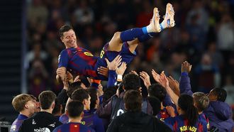 Lewandowski manteado por sus compa�eros tras el encuentro ante el Betis