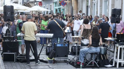 Conciertos hosteleros. La hostelera local organiz conciertos en la va pblica el pasado verano (en la foto, uno en la calle Magdalena) y en Navidades, que se celebraron en horario de tarde. No obstante, despertaron las quejas de vecinos. Y el gobierno decidi no autorizar ms hasta la llegada de la ordenanza. j. pardo