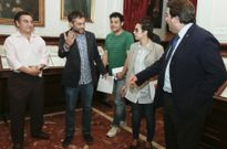 El alcalde saluda a los portavoces de PSOE, BNG y PP en la primera junta celebrada en septiembre. 