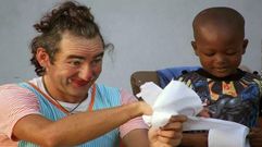 �lvaro Neil hace un truco con papel higi�nico a un ni�o en Mozambique.�lvaro Neil hace un truco con papel higi�nico a un ni�o en Mozambique