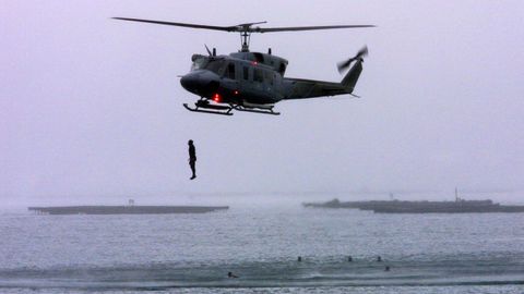 Los buceadores de combate, en uno de los ejercicios que se llevaron a cabo en la r�a de Vigo a finales de marzo del 2001.