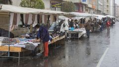 La feria de Carballo de este domingo se celebr� con puestos reducidos y en mitad del temporal de lluvia 