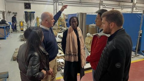 Miembros del equipo del MIT desplazados a Arousa, en los talleres de Thune Eureka
