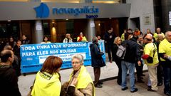 Afectados por las preferentes ocupan oficinas bancarias de Vigo