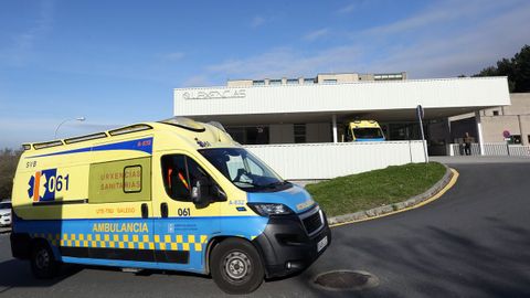 Imagen de archivo de una ambulancia llegando a Urgencias del hospital comarcal.