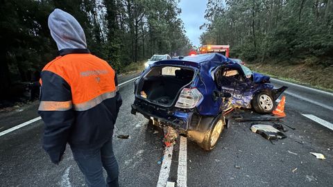 Un voluntario de Proteccin Civil regula la circulacin en un accidente de trfico