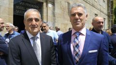 El nuevo comisario de Santiago, Felipe Guzm�n ?derecha?, junto a su antecesor en el cargo, C�stor V�zquez