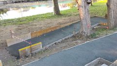 La rampa facilita el paso entre la orilla del r�o y el paseo para las personas con movilidad reducida